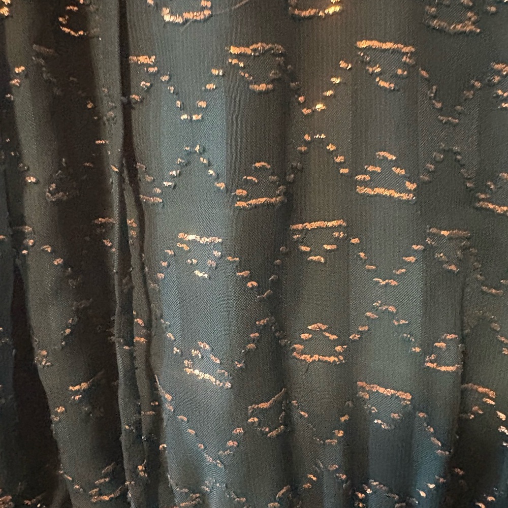 Chic Green Long Sleeve Dress with Gold Patterns - Picture 4 of 4
